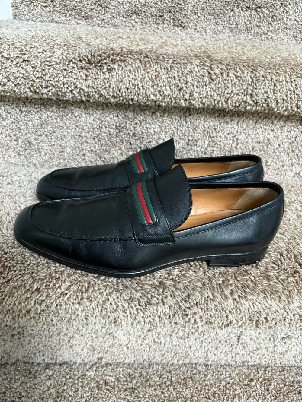Gucci Men's Black Leather Loafers with Green & Red Stripe